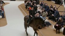 A caballo en una pasarela de alta costura en París en el desfile de moda de Chanel