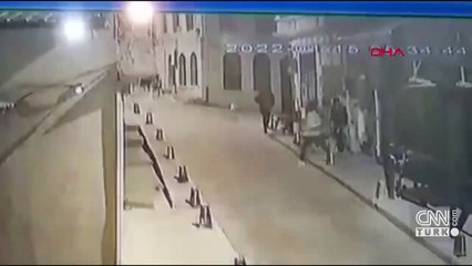 Yumrukladığı kadının kafasına şişe fırlattı