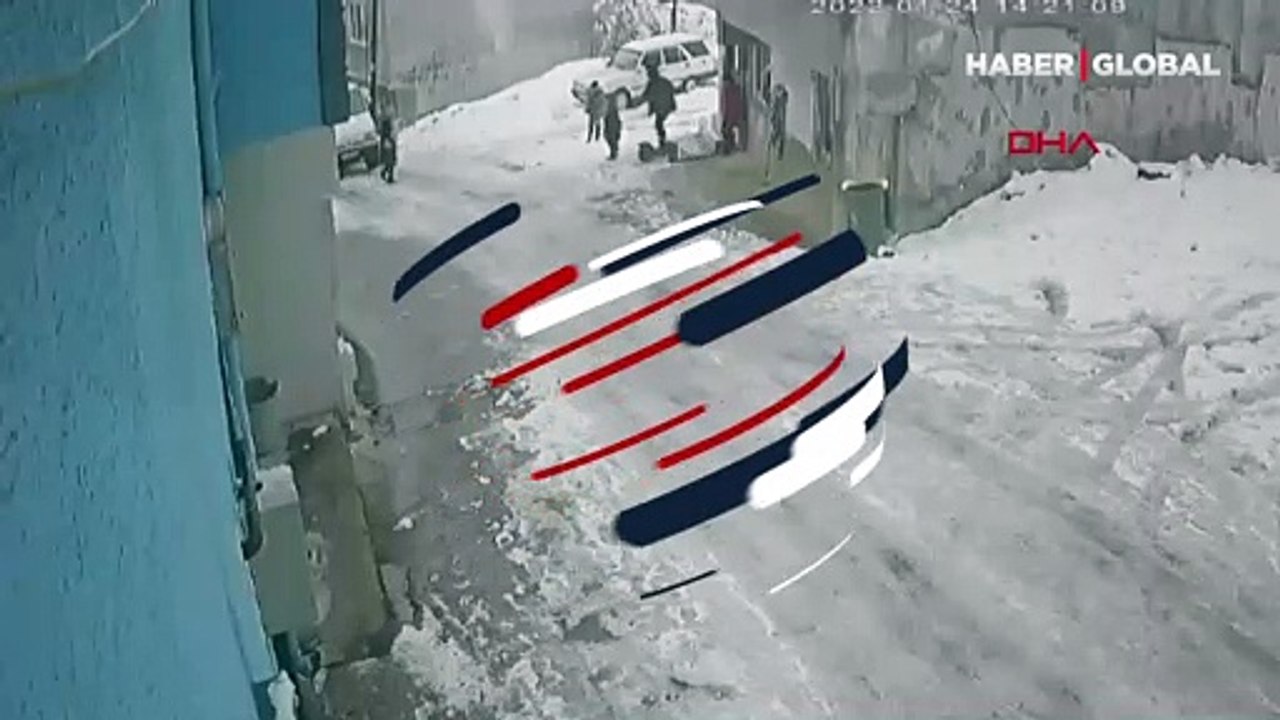 Bursa'da buzda kayan aracını eliyle durdurmaya çalışan sürücü kamerada