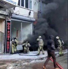 FATİH'TE ÇANTA İMALATHANESİNDE YANGIN