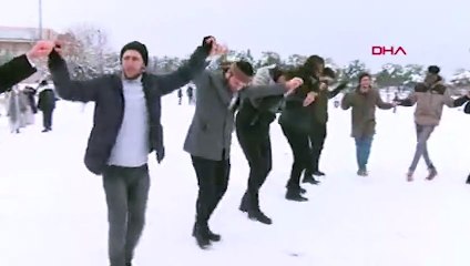 Üniversite kampüsünde 500 kişilik kar topu savaşı