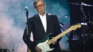 Eric Clapton dice que las vacunas COVID-19 están poniendo a las personas bajo 'hipnosis'