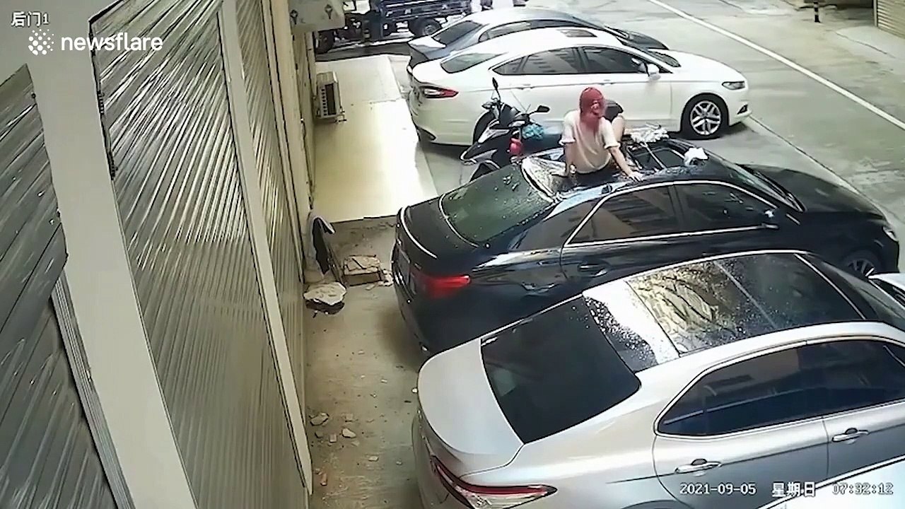 A.Woman falls off balcony on to car roof while having sex with boyfriend in Taiwan-720p