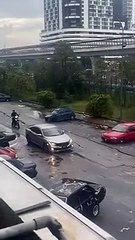 Đường cao tốc bất ngờ sụp do mưa lũ, loạt ô tô rơi thẳng xuống dưới cống ngầm