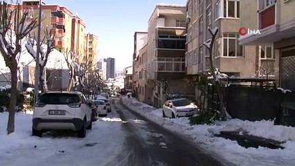 Çocuğu iple bağlayıp çatıdaki karı temizletti