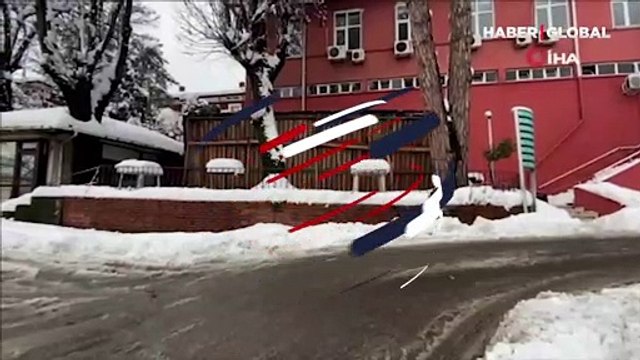 Zonguldak'ta biriken karın ağırlığına dayanamayan hastane kantini çatısı çöktü