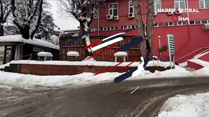 Zonguldak'ta biriken karın ağırlığına dayanamayan hastane kantini çatısı çöktü