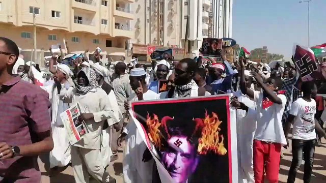 سودانيون يتظاهرون في العاصمة ضد مبادرة الأمم المتحدة لحل أزمة البلاد