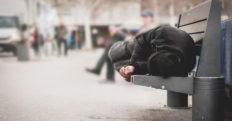 Grâce à deux généalogistes, un sans-abri reçoit 100 000 euros hérité de son père décédé