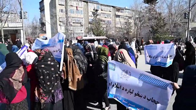 طالبان ترخّص لتظاهرة نسائية تندد بتجميد أرصدة أفغانستان