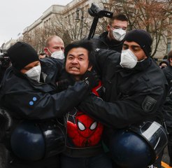 Almanya'da polis, aşı karşıtı eylemciyi çocuğu ve eşinin önünde darbetti