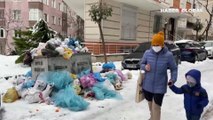İstanbul'un bazı ilçelerinde yolların karlı olması nedeniyle çöpler toplanamadı