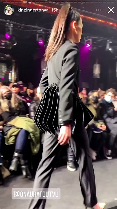 Tonya Kinzinger a filmé le défilé Haute Couture de la marque On Aura Tout Vu, au Paradis Latin. Paris, le 25 janvier 2022.