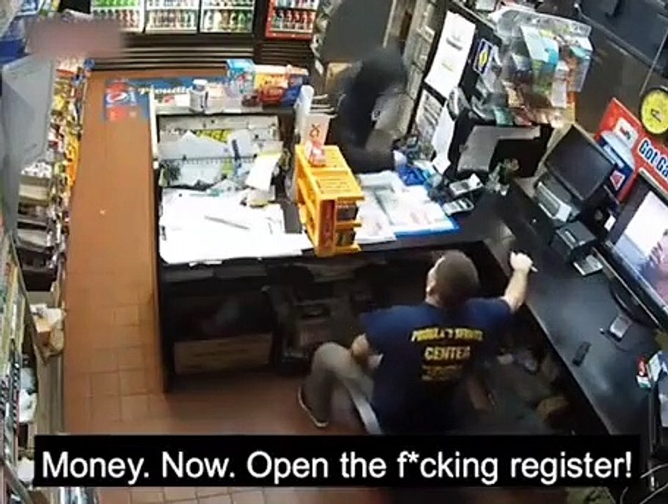 Quand le caissier reconnait le faux pistolet tenu par le braqueur !