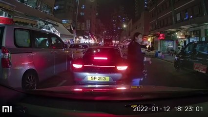 Hong Kong : Le Porsche part en vrille sans raison apparente et percute 4 personnes !