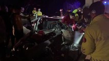 Bariyere saplanan otomobildeki 4 kişi yaralandı