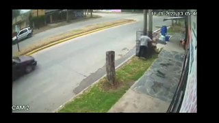 Il balance une grille sur la route pour arrêter deux voleurs à moto !