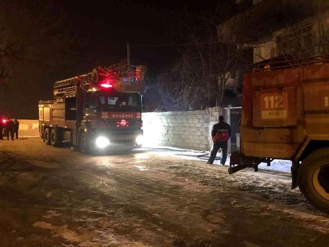 Iğdır'da madde bağımlısı genç evi ateşe verdi