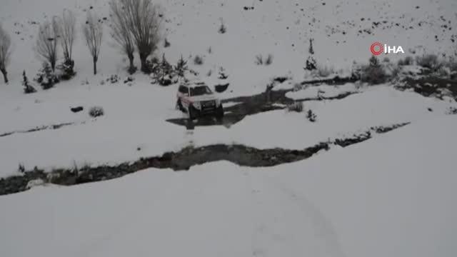 Sağlık ekipleri karlı yolları aşarak Covid-19 aşısı yapıyor