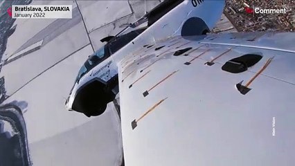 بدون تعليق: السيارة الطائرة تنشر جناحيها في سماء العاصمة السلوفاكية براتيسلافا