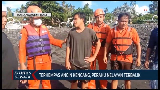 Terhempas Angin Kencang, Perahu Nelayan Terbalik
