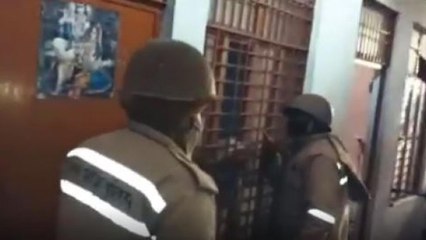 Descargar video: RRB NTPC Exams: Students cocked and beaten up by police