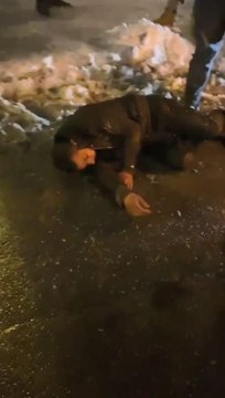 TAKSİ ÇALAN ŞÜPHELİYİ TAKSİCİLER YAKALAYIP POLİSE TESLİM ETTİ