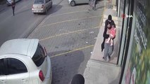 Kucağında bebeğiyle markete giden kadının cüzdanını böyle çaldı