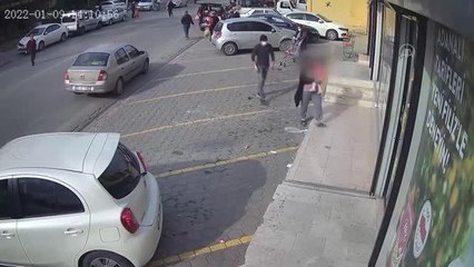 Son dakika: Kadının cebindeki cüzdanın çalınması güvenlik kamerasında