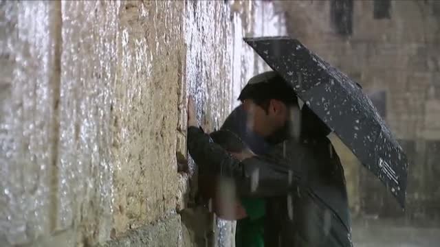 El Muro de las Lamentaciones se tiñe de blanco