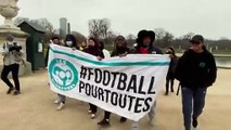 De hijab na cabeça e bola nos pés: Jogadoras protestam regra da FFF