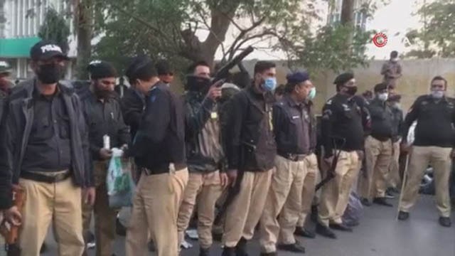 Pakistan polisinden protestoculara sert müdahale: 1 ölü
