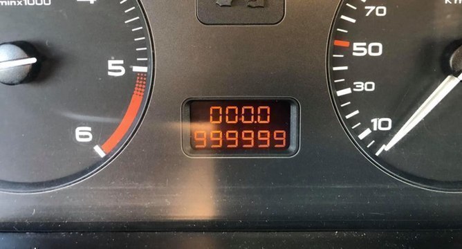 Sa voiture dépasse le million de kilomètres… Mais de quel modèle s'agit-il ?