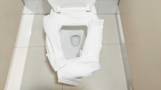 Pourquoi il ne faut jamais poser de papier sur la cuvette des toilettes publiques