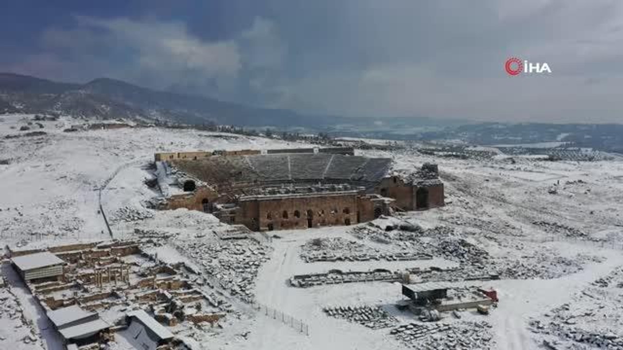 Kar beyaz cennet Pamukkale'nin güzelliğine güzellik kattı