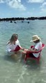 Influencer mostra o mar pela primeira à avó Tereza de 94 anos