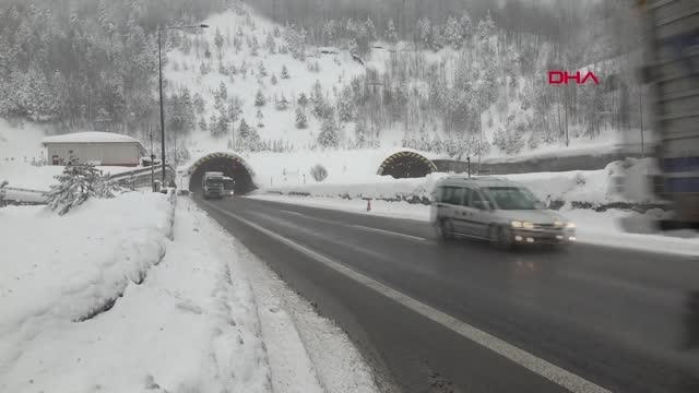 Bolu Dağı'nda hafif kar; ekipler tuzlama çalışması yapıyor