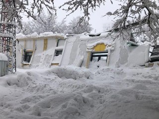 DÜĞÜN SALONUN ÇATISI, ÜZERİNDE BİRİKEN KAR NEDENİYLE ÇÖKTÜ