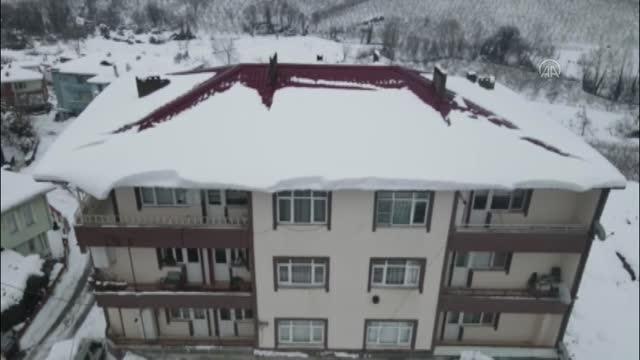 Kar nedeniyle marketin sundurması ve garajın çatısı çöktü