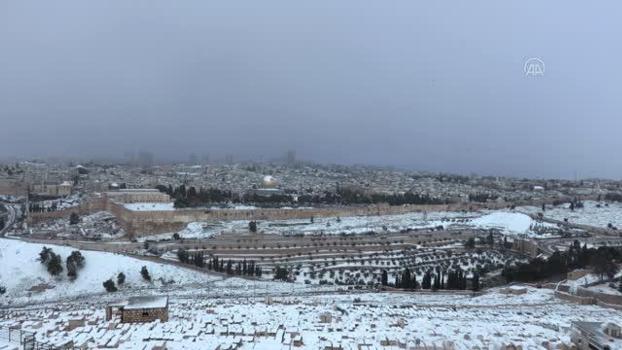 Yağan kar Mescid-i Aksa'da sevince dönüştü
