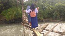 Jembatan Gantung Cianjur-Garut Rusak Parah, Warga Tetap Nekat Melintas