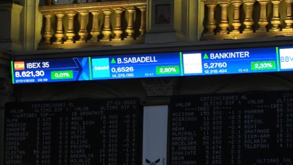 El Ibex 35 frena las caídas impulsado por los bancos