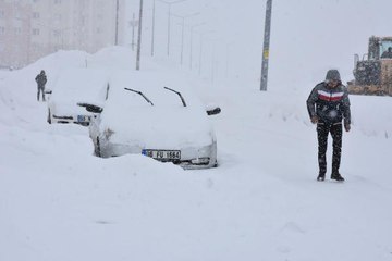 BİTLİS'TE 106 KÖY YOLU KAPANDI; ARAÇLAR KAR ALTINDA