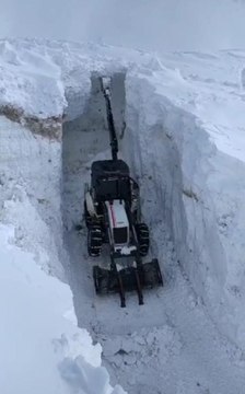 BAHÇESARAY'DA KAR, İŞ MAKİNELERİNİN BOYUNU AŞTI