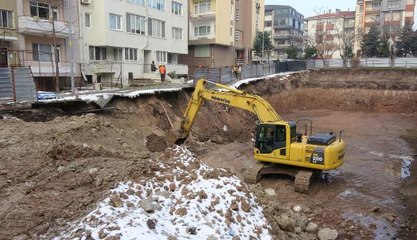 BALIKESİR'DE HEYELAN OLAN İNŞAAT ALANINDA DOLGU ÇALIŞMASI