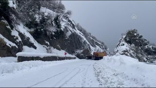 Zonguldak-İstanbul kara yolunda heyelan ulaşımı aksatıyor