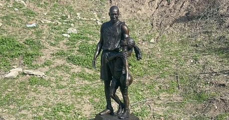 Une statue érigée en mémoire de Kobe Bryant et de sa fille Gianna, décédés en janvier 2020
