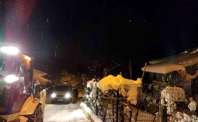 Karla kaplı yolda araç içinde mahsur kaldılar