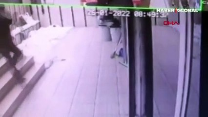 Buz tutan merdivenden kayıp düşen kişiden dumanlar yükseldi! İşte o anlar