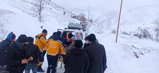 MUHTAR, ÇIĞ DÜŞEN YOL 11 SAATTE AÇILIP HASTANEYE ULAŞTIRILDI